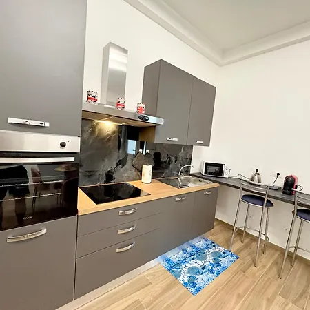 Apartment 5 Minutes From The Sea - Free Parking *