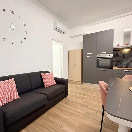 Apartment 5 Minutes From The Sea - Free Parking