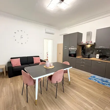 5 Minutes From The Sea - Free Parking Apartment