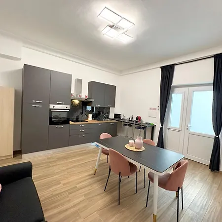 Apartment 5 Minutes From The Sea - Free Parking