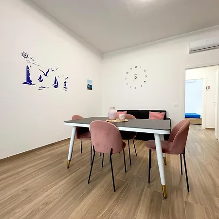 Apartment 5 Minutes From The Sea - Free Parking *