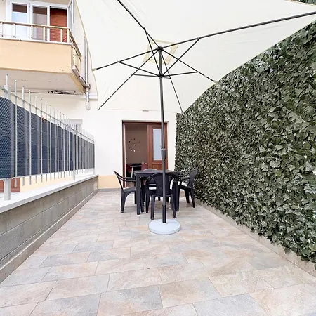 5 Minutes From The Sea - Free Parking Apartment